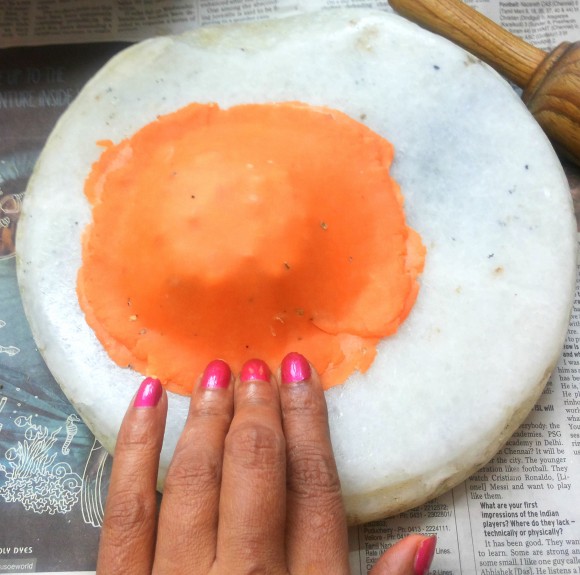Press the edge of the poori