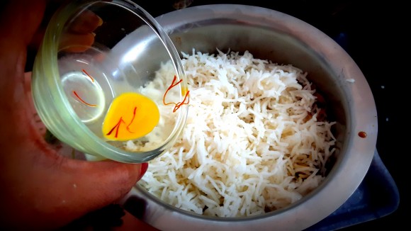 Add layer of cooked rice. Add remains half of the saffron milk
