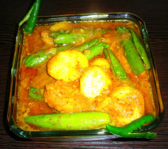 Aaloo Parwal (Potato and Pointed Gourd) Dum