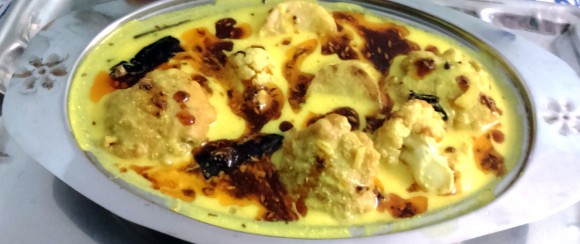 kadi pakoda with aaloo and cauliflower
