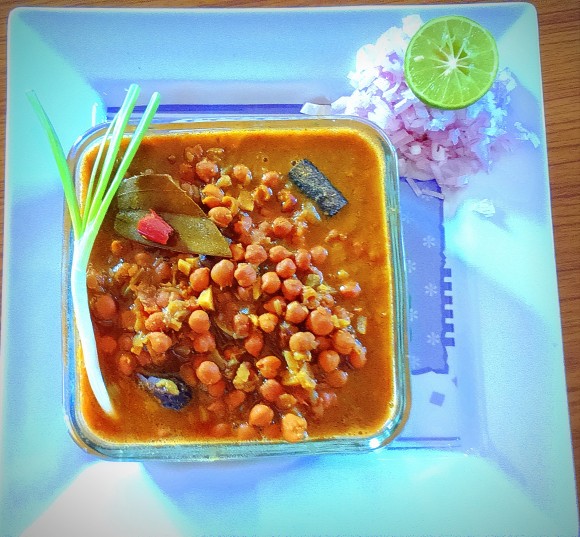 Ghughani (kala chana/Bengal gram) masala