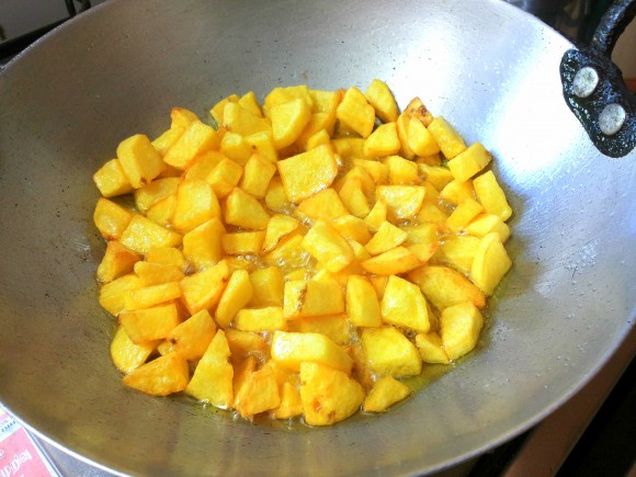 Deep frying aaloo