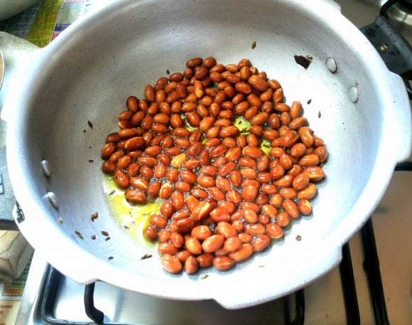Frying  groundnut 