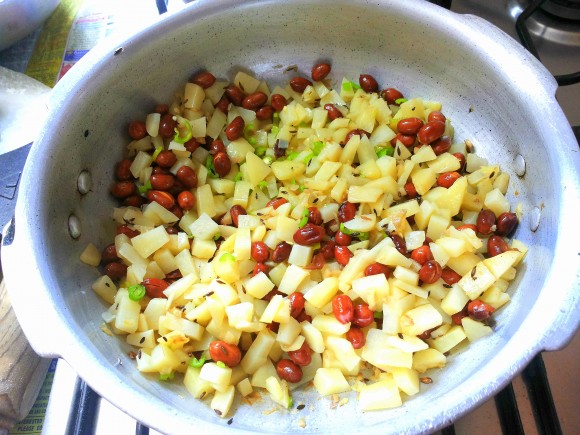 Frying  groundnut  and potato