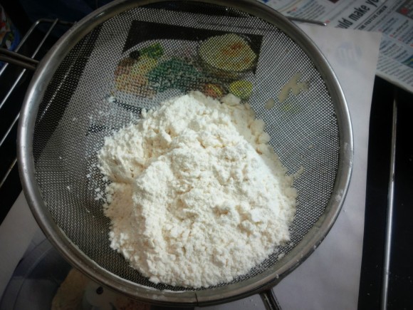 Sieve Maida and baking powder together