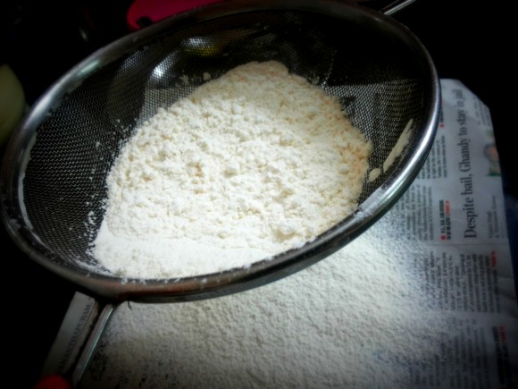 Sieve Maida and baking powder together