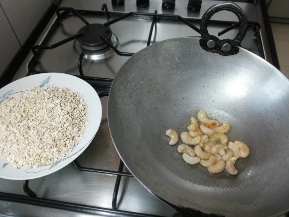 Fry cashew nuts and oats