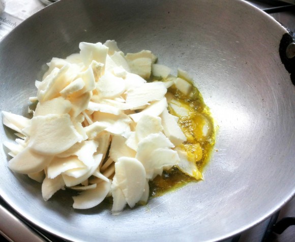 Drop sliced garlic and tapioca 