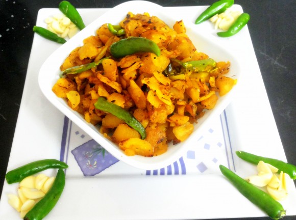 Garlicky Tapioca (cassava root) fry (bhujia)