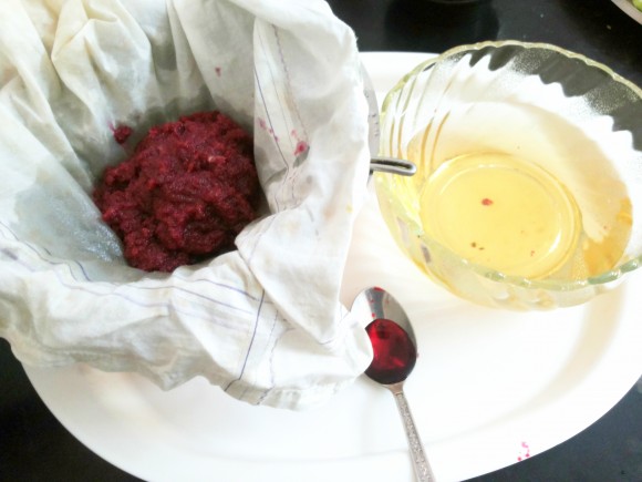 Pour ground rose petals paste