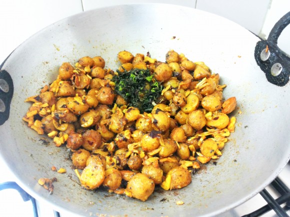 chopped mint leaves and dry mango powder.