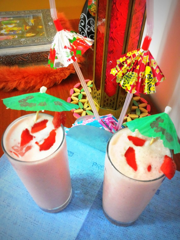 Strawberry lassi (curd/yoghurt based drink)
