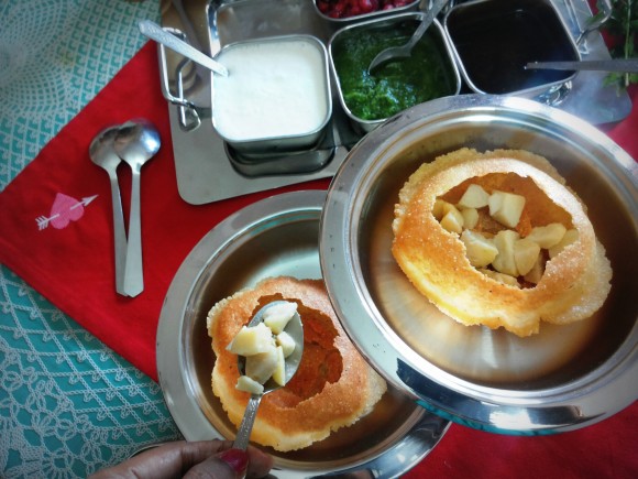 Fill with potato cubes, sprouts and green chutney