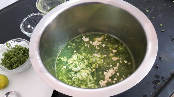 put Besan, curd, spinach juice, salt, roasted cumin powder, turmeric powder and chili powder.