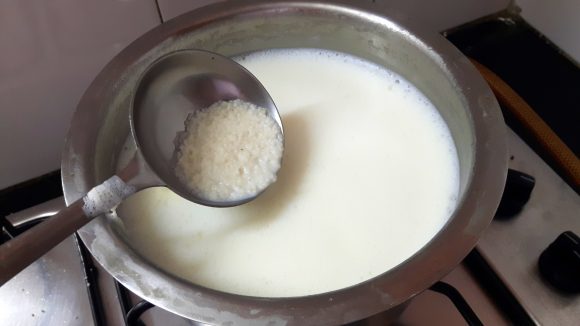 Put clean and washed rice