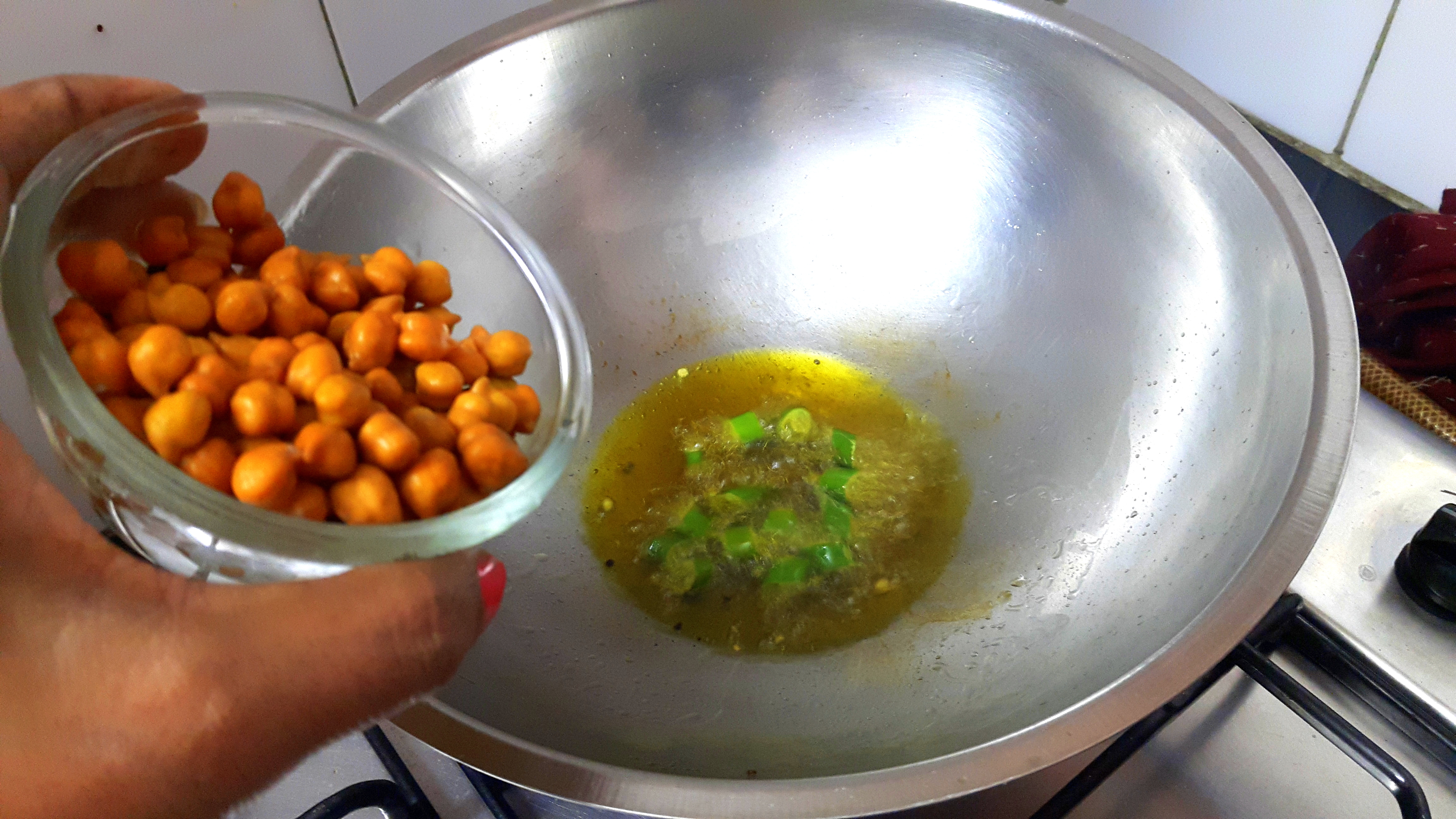 Add chopped green chili, chana