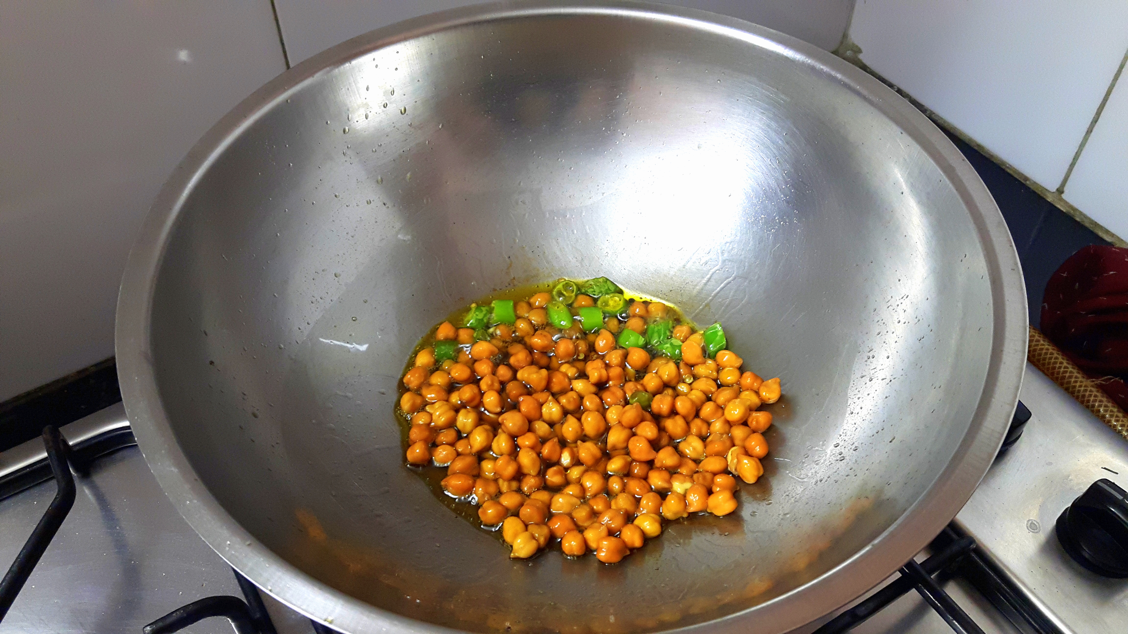 Add chopped green chili, chana