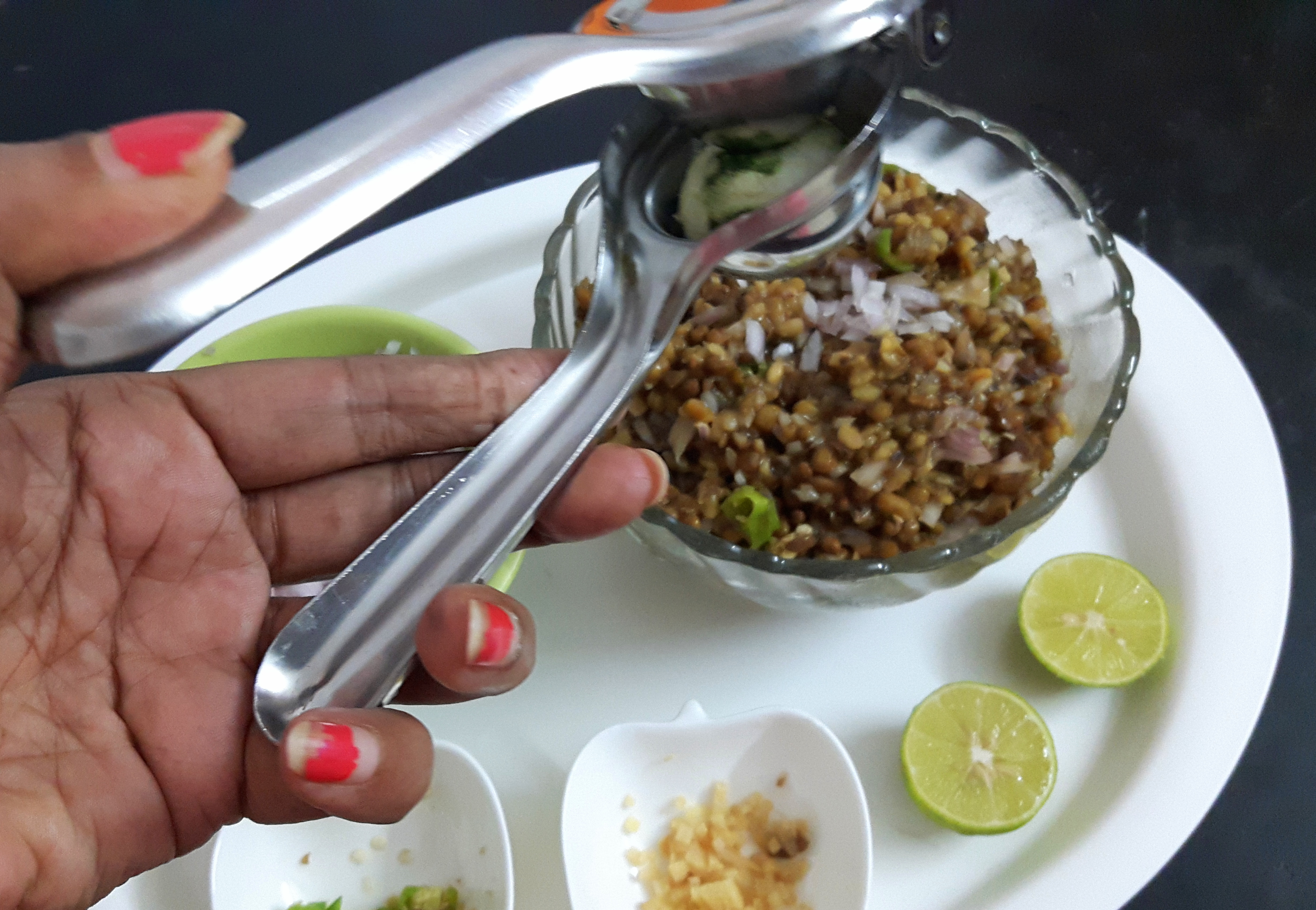 , add lemon juice and decorate with green coriander leaves.