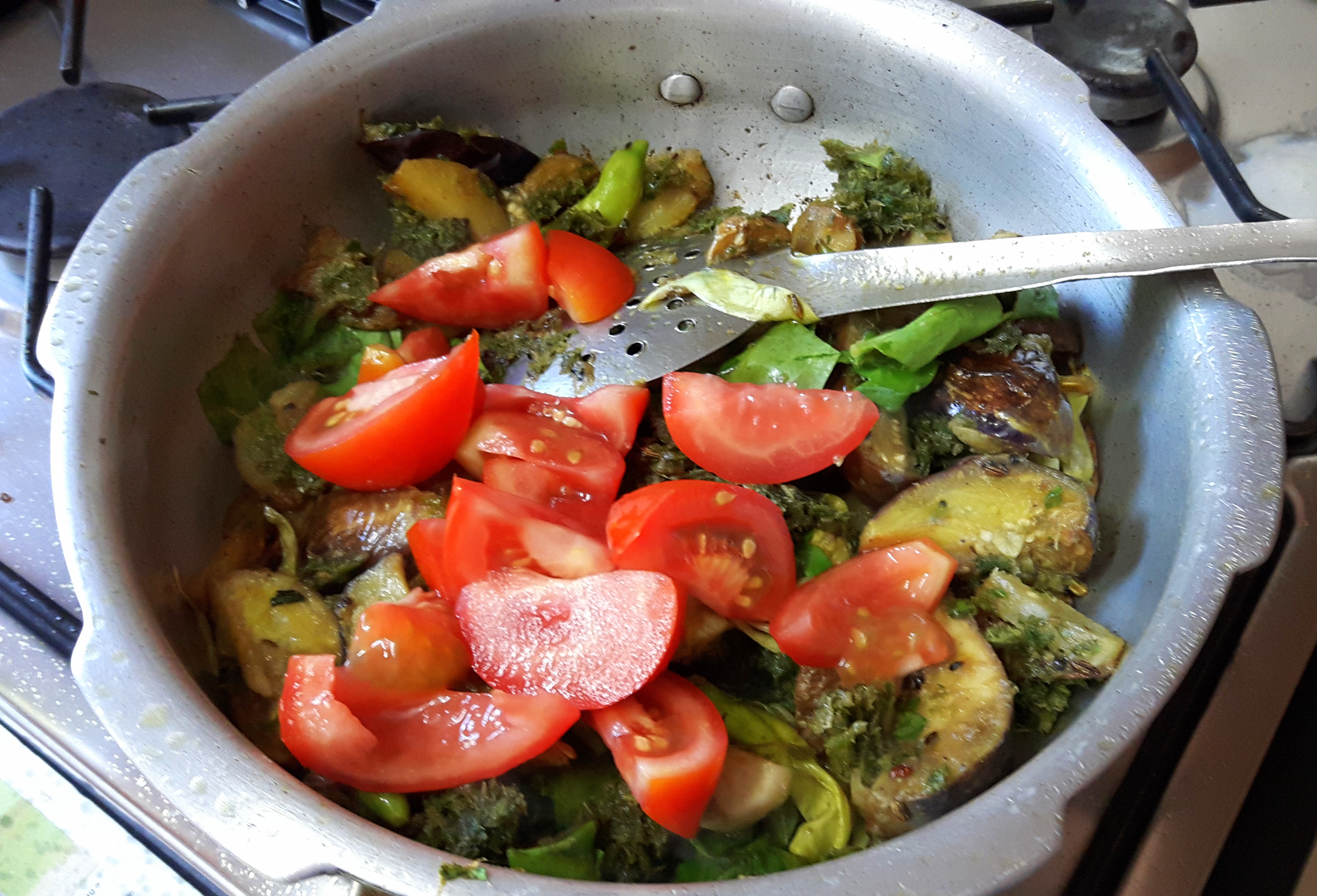 Add august flower, spinach, tomatoes and peas one by one