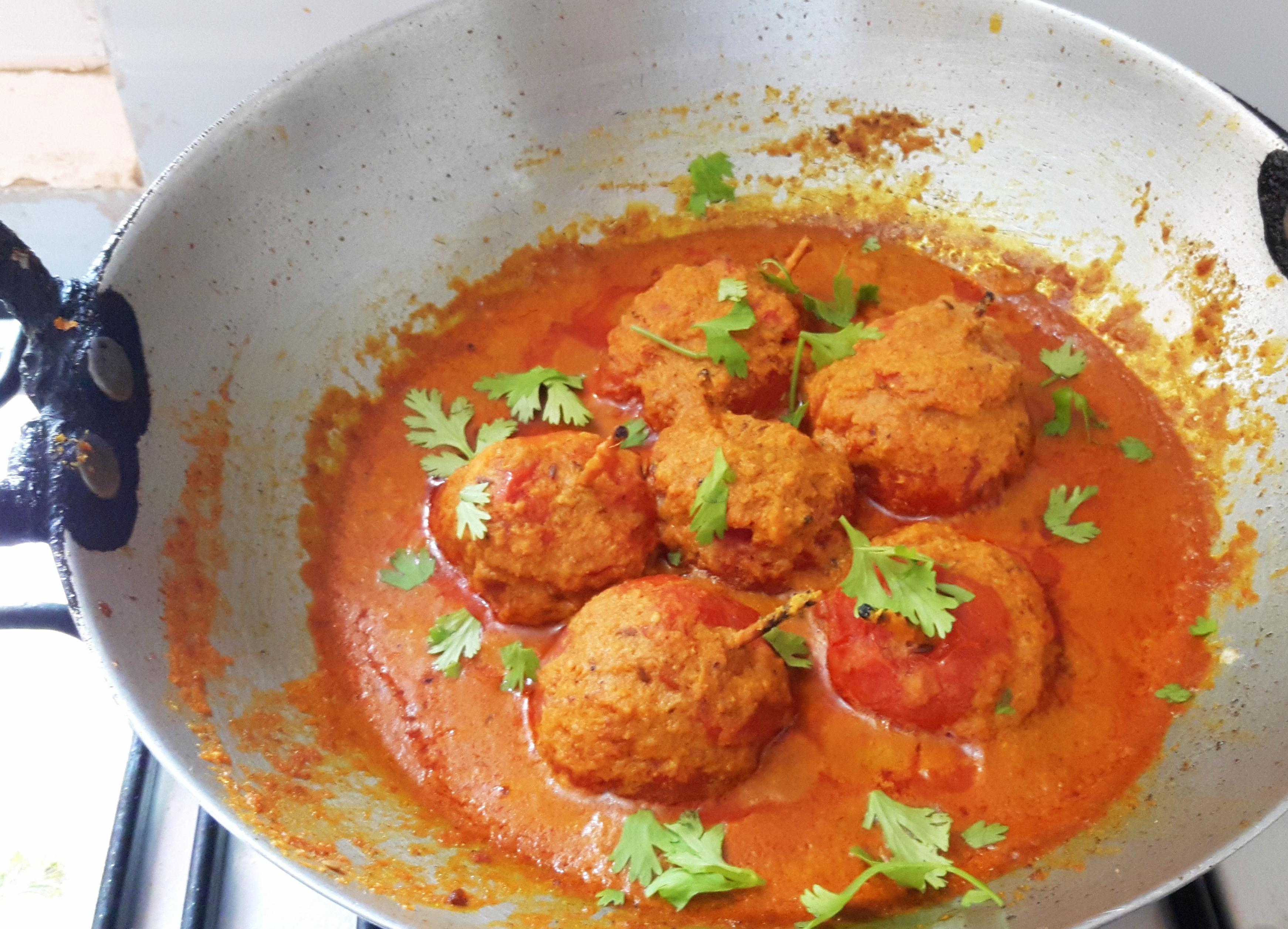 Stuff cheesy tomato in poppy curry