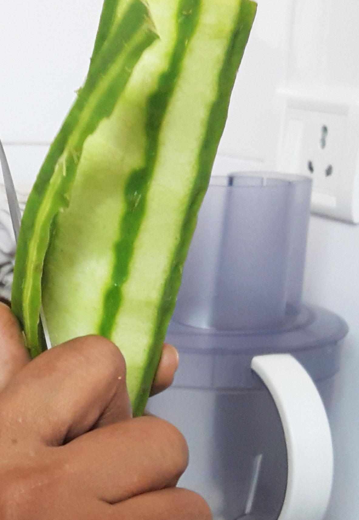 peel the skin of ridge gourd