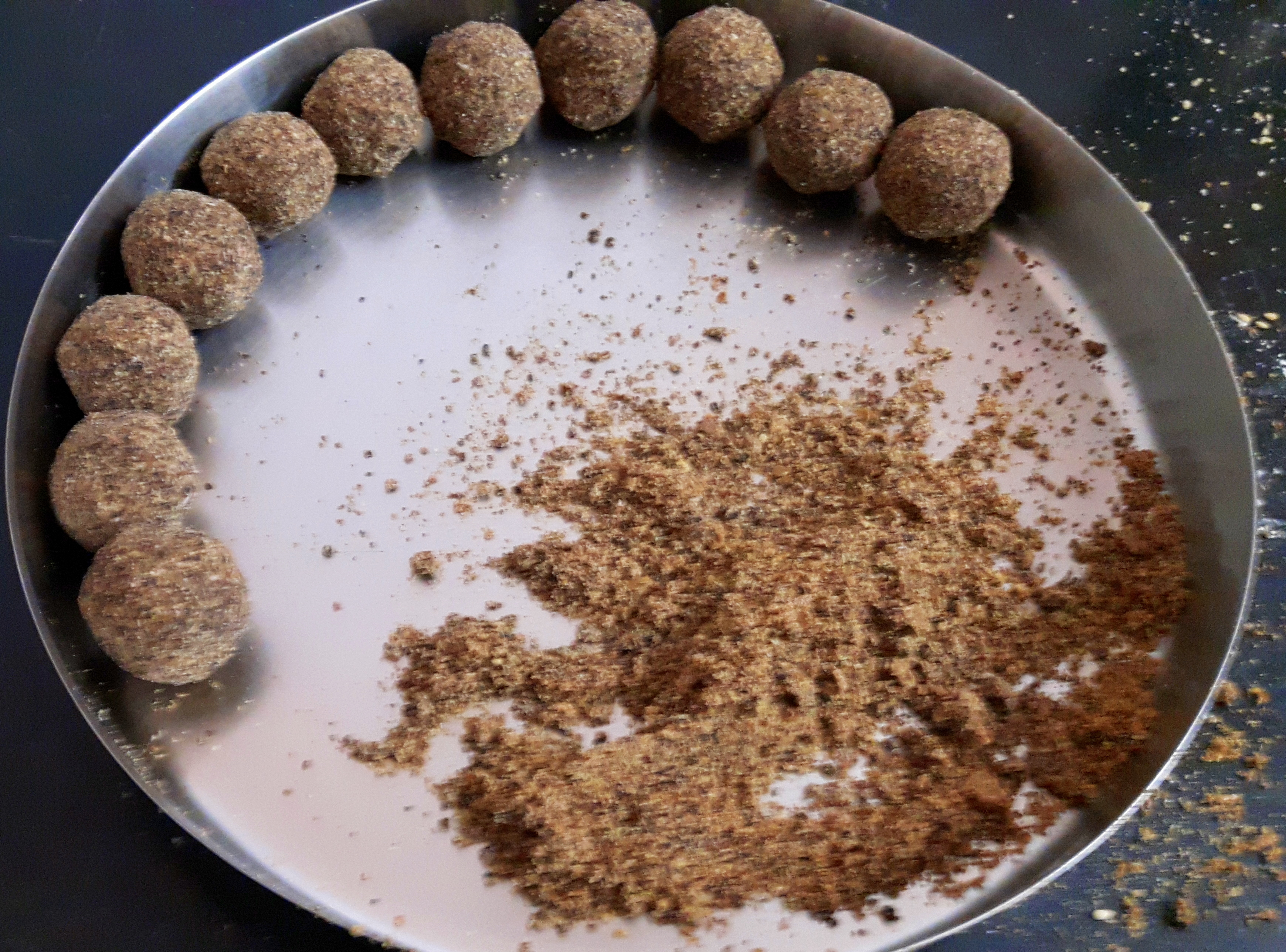 shape the mixture in laddu