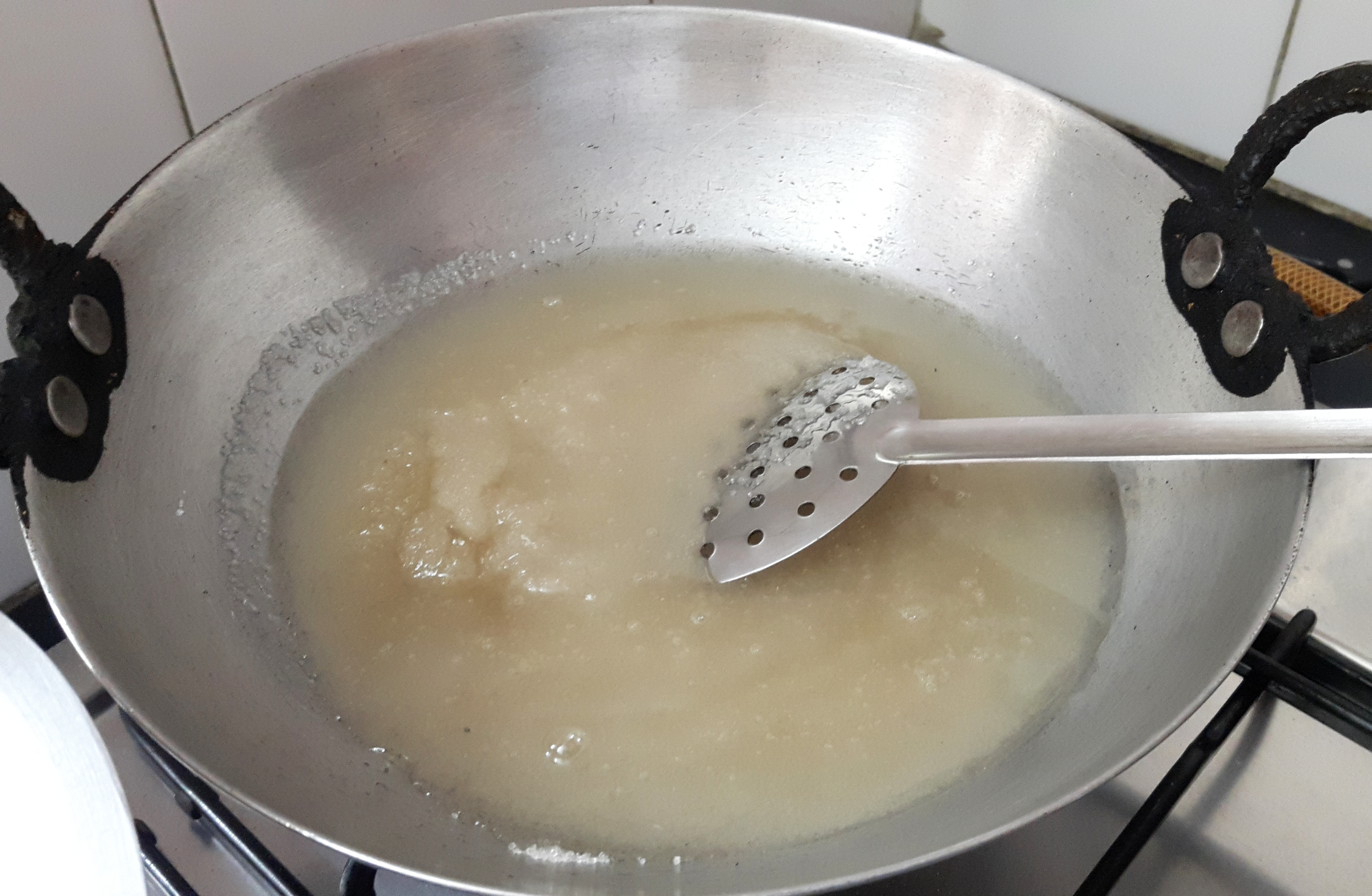 Make “three string” of sugar syrup