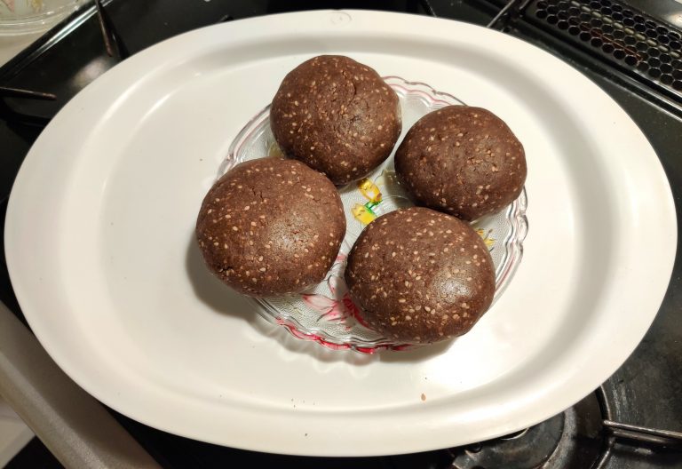 Til gur ki Roti (Indian bread with sesame seed and jeggery) – Indian ...