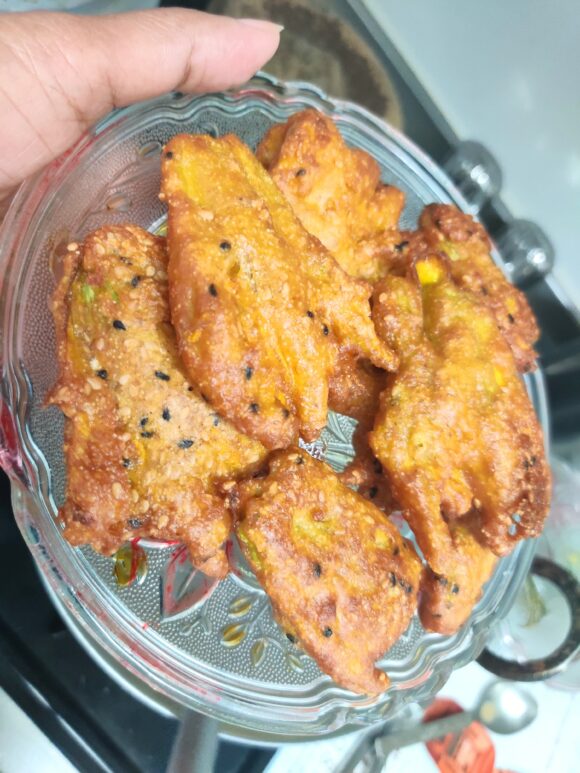 Remove the Pakoda from oil