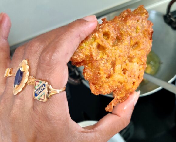 Remove the Pakoda from oil
