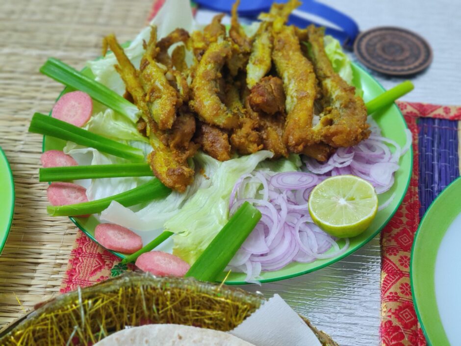 Garnish with Chat masala, onion rings, seasonal salad and lemon wages.