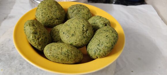 Divide dough into 8-9 parts, make balls,