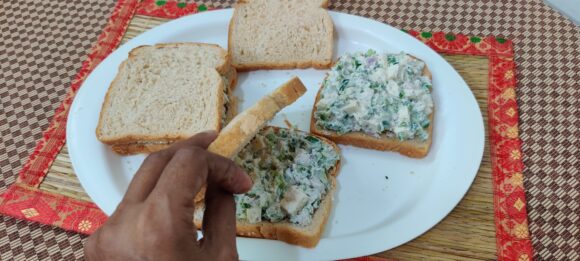 Cover the stuffing with another bread slice.