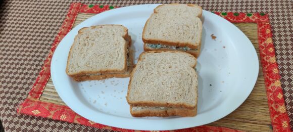 Cover the stuffing with another bread slice.
