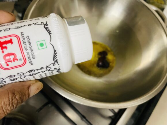 Add urad dal, red chilli and asafoetida