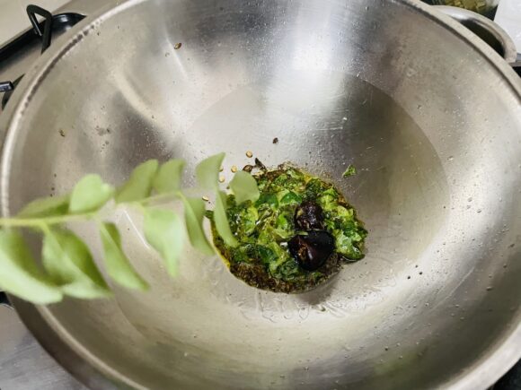 Add urad dal, red chilli 