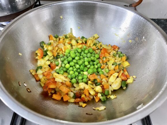 Add salt, turmeric powder, coriendar cumin powder and peas