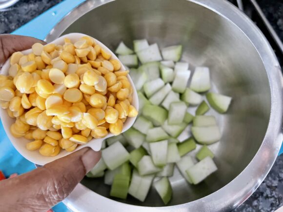 Put dal, lauki, chana dal, salt, turmeric powder and bay leaf along with water in the pressure cooker on high flame