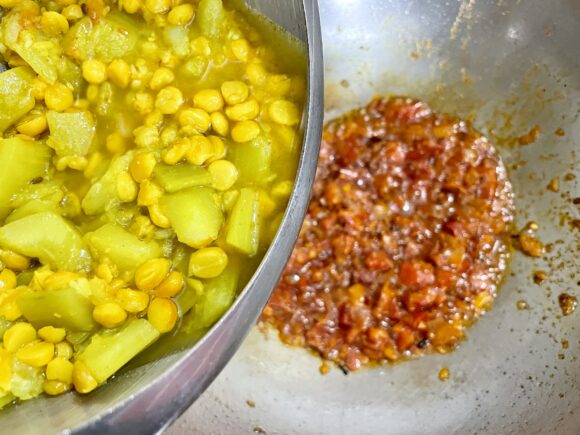 Add cooked lauki and chana dal