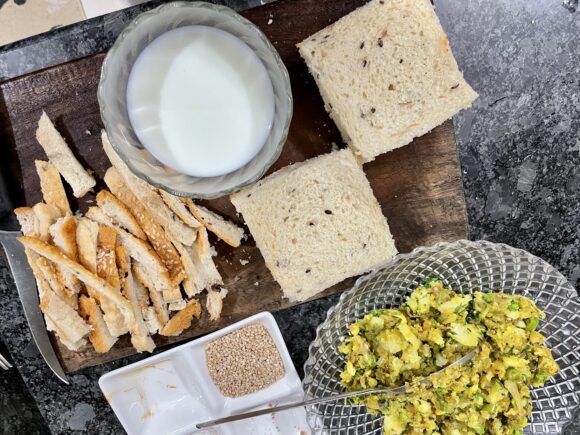 cut the bread side crust with knife