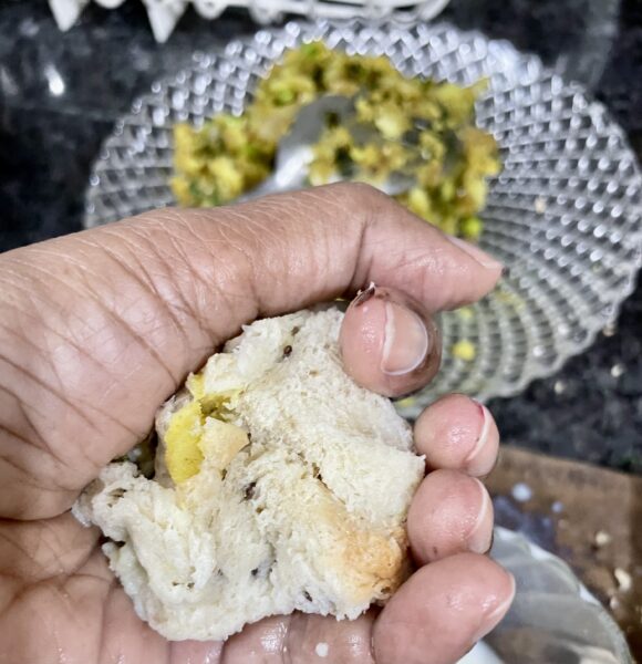 cover the stuffing by folding the bread slice