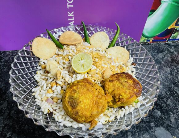 Dry Bhel-Poori” is ready to be served, decorate with Papadi and Besan ka Bhujia.