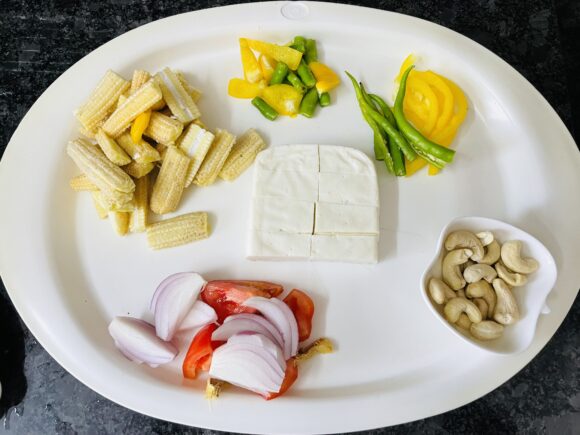 Chop baby corn into small pieces
