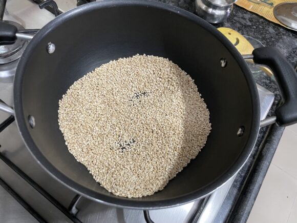 Dry roast til for 2-3 minutes
