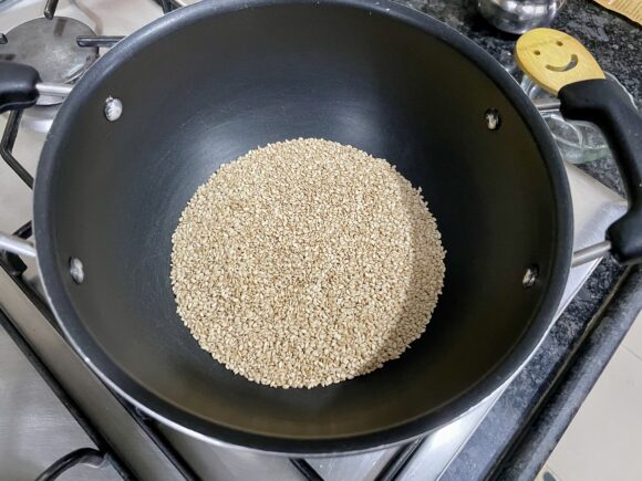 Dry roast til for 2-3 minutes