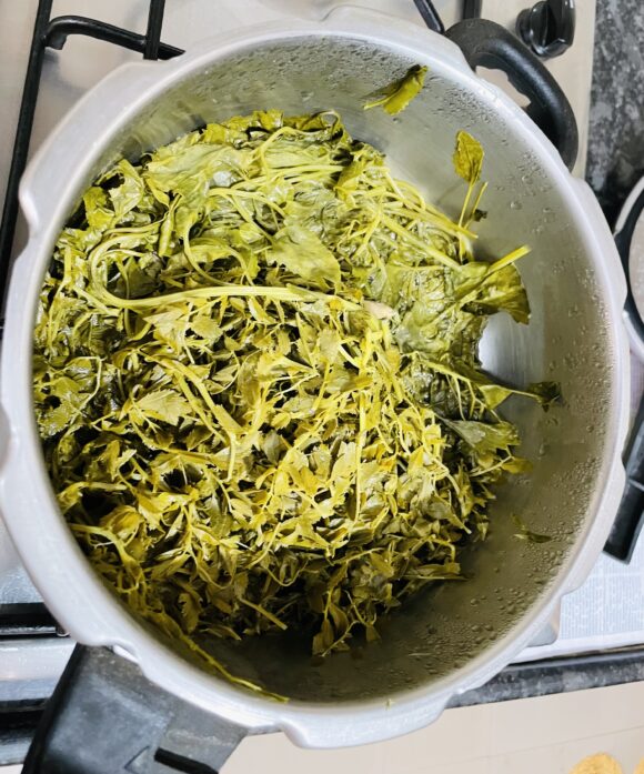 Bring to full cooking pressure, and then lower the flame for 4-5 minutes