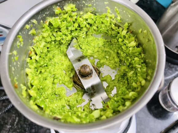 Roughly grind 1/4 cup of fresh green chana, ginger, garlic, green chilli and coriander leaves 