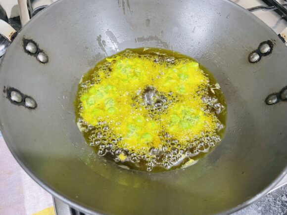 deep fry all pakoda on medium flame 