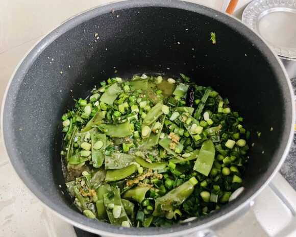 add garlic leaves