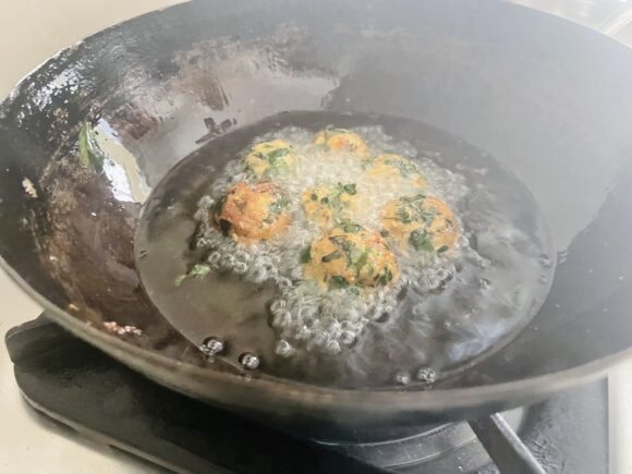 deep fry all balls (muthiya) till it becomes golden brown in colour.
